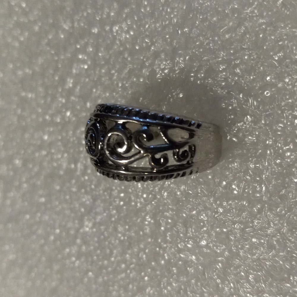 Ladies scroll ring